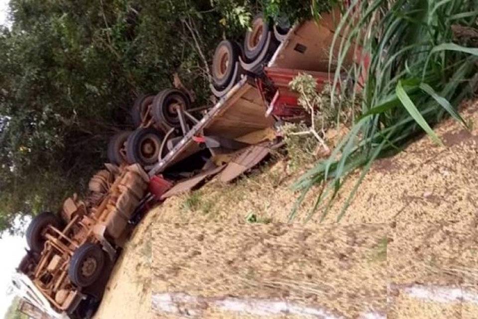 Carreta tomba na BR-364 entre Vilhena e Pimenta Bueno