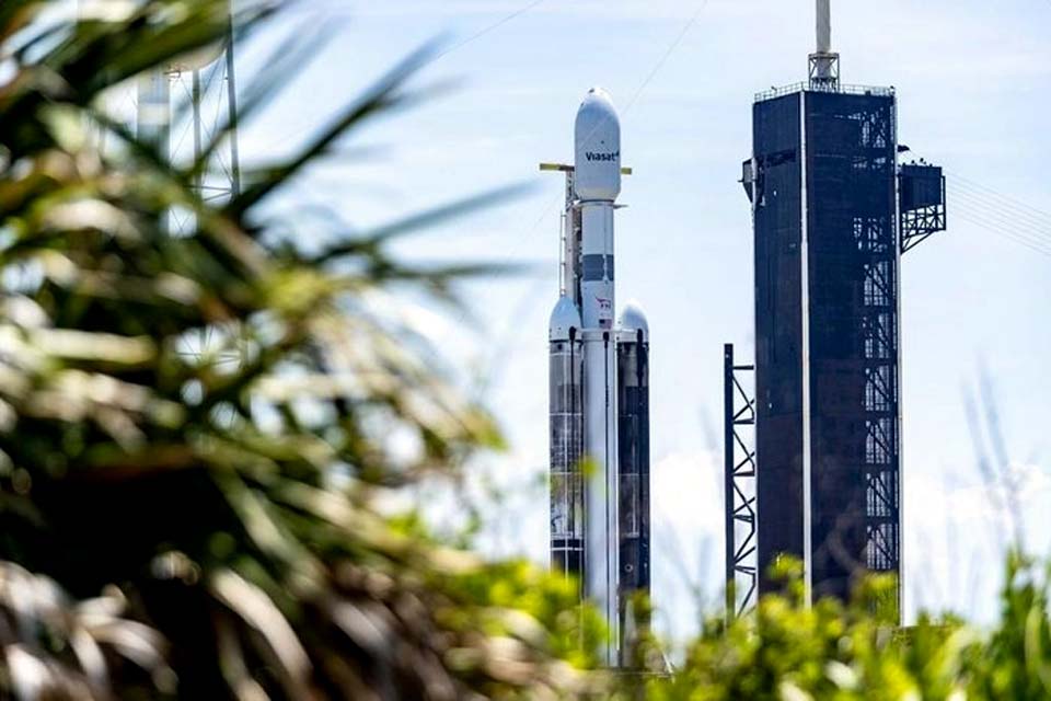 Lançamento do satélite ViaSat-3 sofre terceiro adiamento pela SpaceX