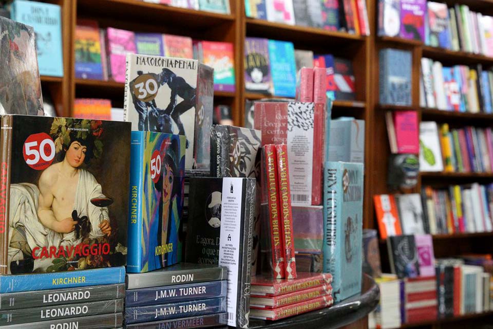 Pirataria de livros é alvo de operação em quatro estados