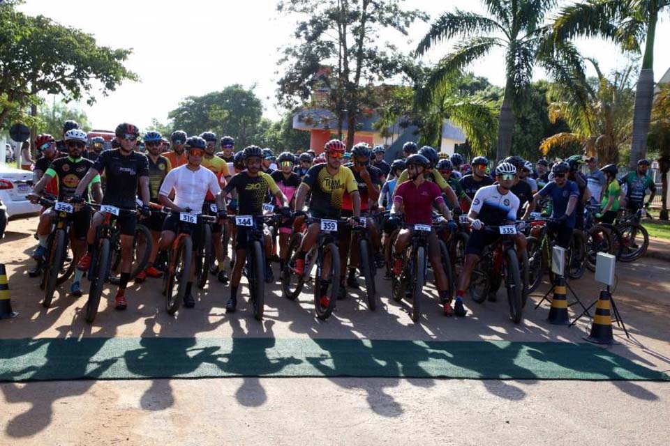 Com mais de 200 participantes, Semes realiza última etapa do Circuito Vilhenense de MTB e Corrida de Rua  