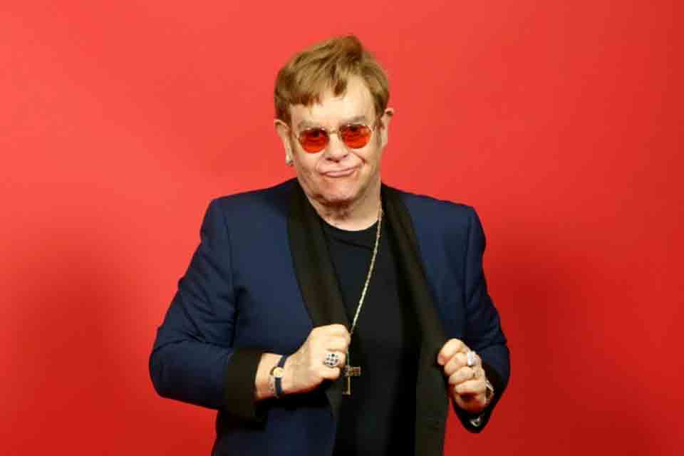 Aos 74 anos, Elton John testa positivo para Covid-19: 'Sintomas leves'