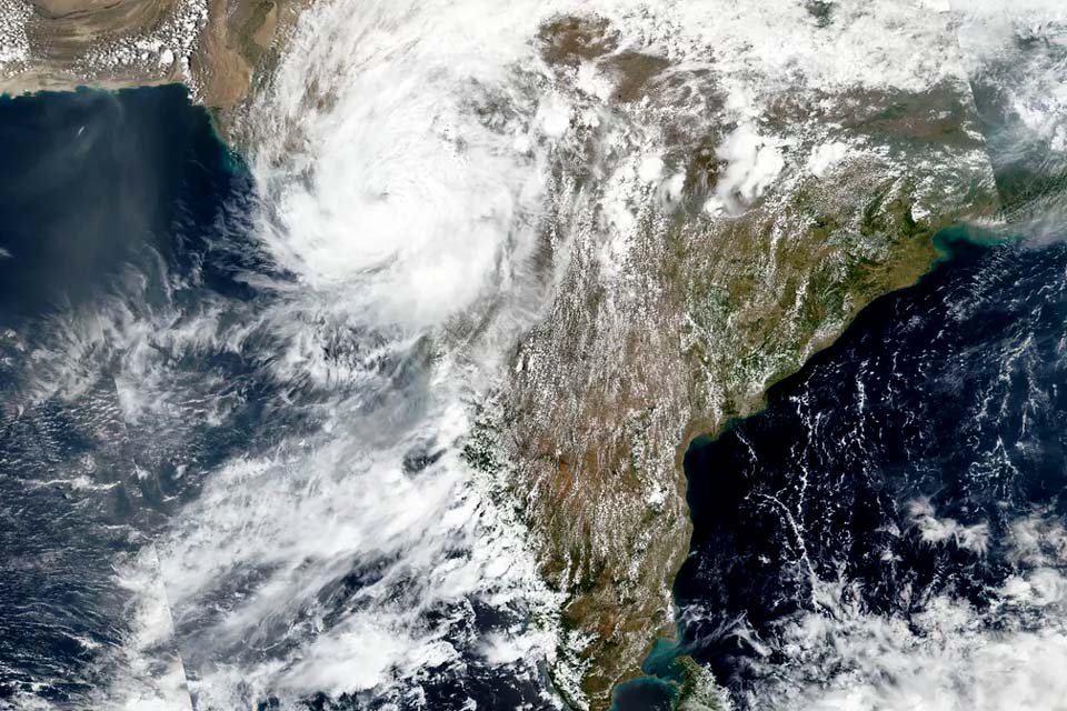 Nova tempestade se forma na Índia após ciclone matar 110