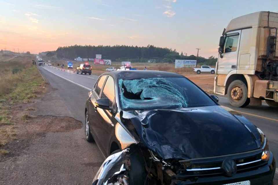  Mulher entra na pista da BR 364, é atingida por carro e morre na hora