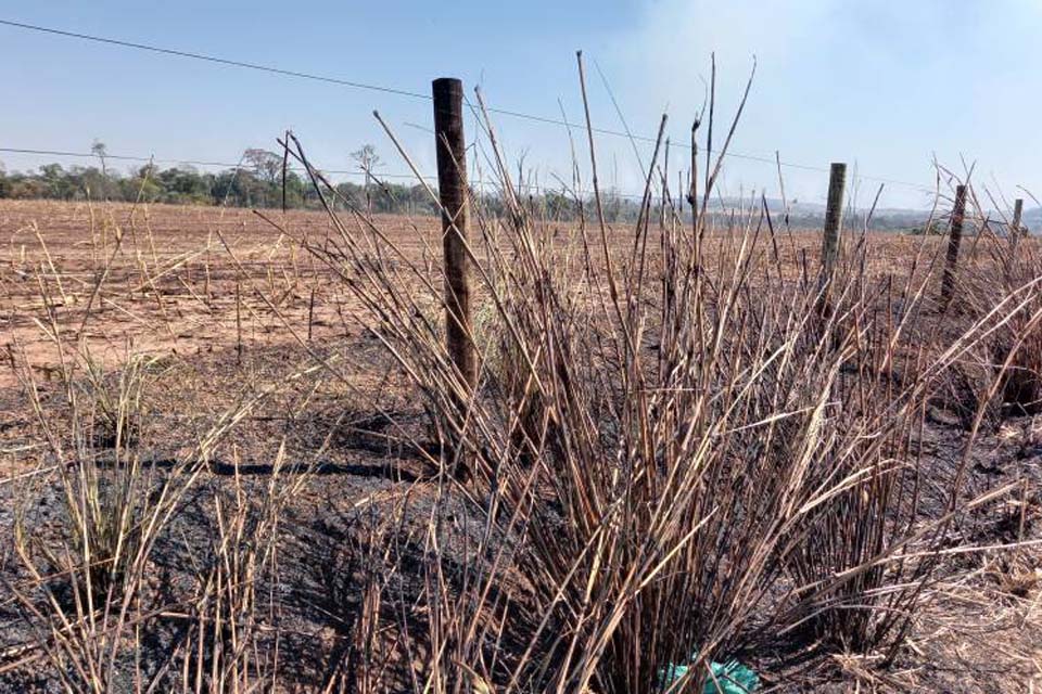 Com máquinas agrícolas consumidas pelas chamas e queima de pastos e lavouras, aumentam ocorrências de incêndios na região   