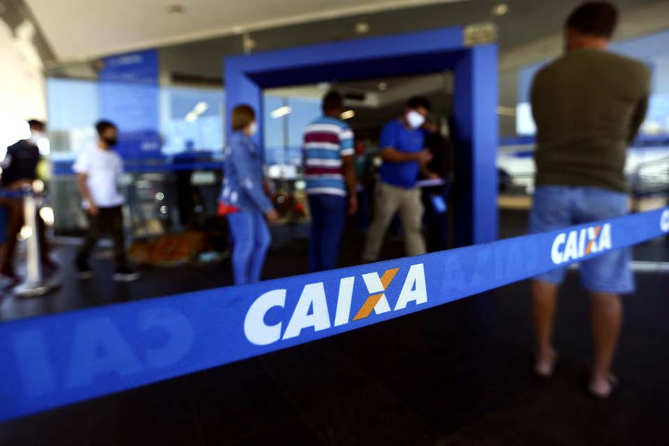 Caixa paga auxílio emergencial a beneficiários do Bolsa Família