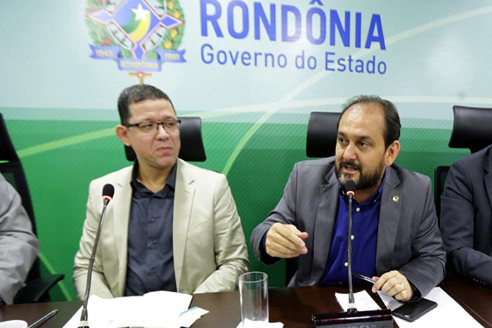 Jogo de xadrez da política ainda está indefinido; Tenho certeza que a BR 319 será asfaltada;  País em que PMs escondem suas fardas