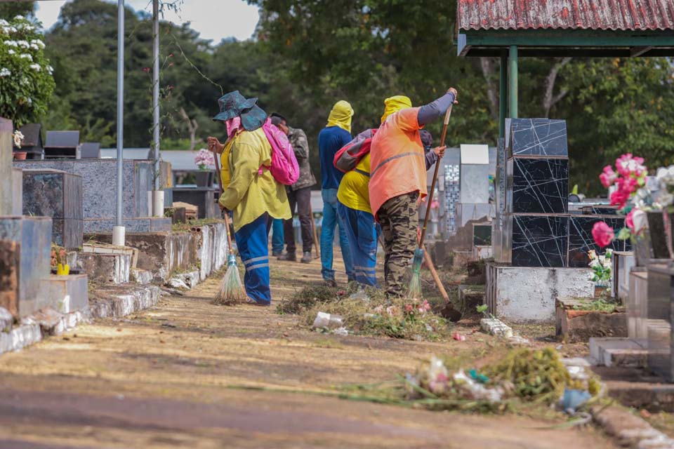 Serviço de limpeza é iniciado no Cemitério Santo Antônio em Porto Velho