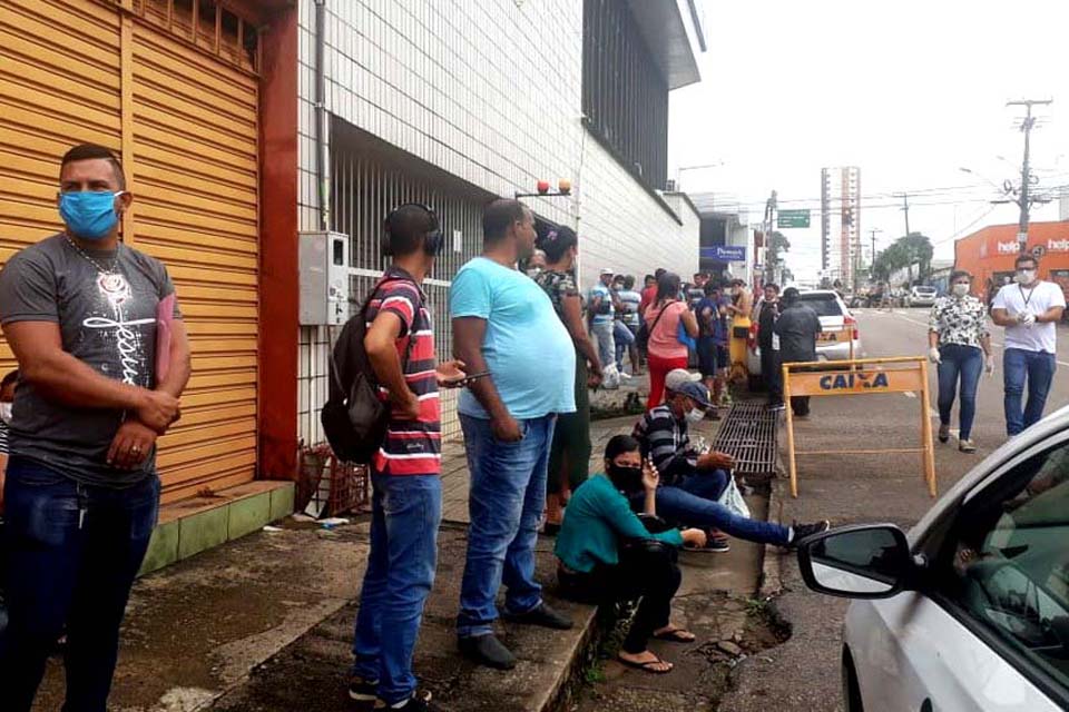 Busca para obter auxílio emergencial de R$ 600 causa filas em agência de Porto Velho