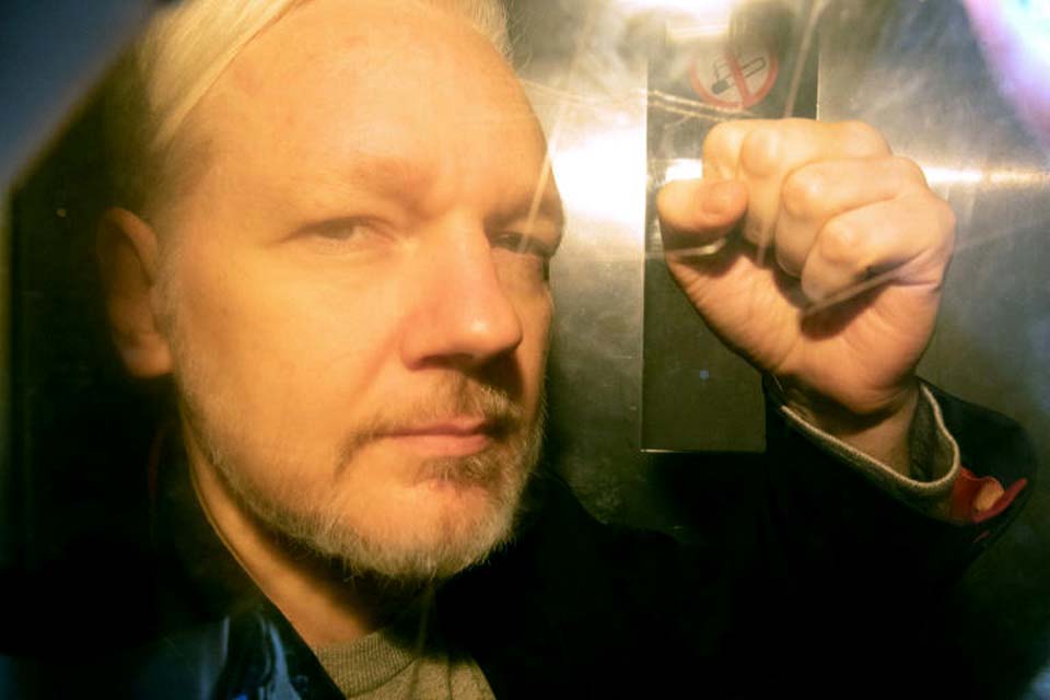 Sindicatos de jornalistas pedem libertação de Julian Assange