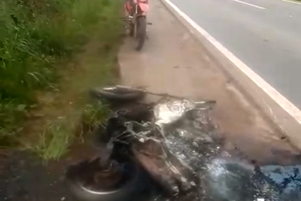 Motocicleta pega fogo após ser arrastada por carreta na BR-364