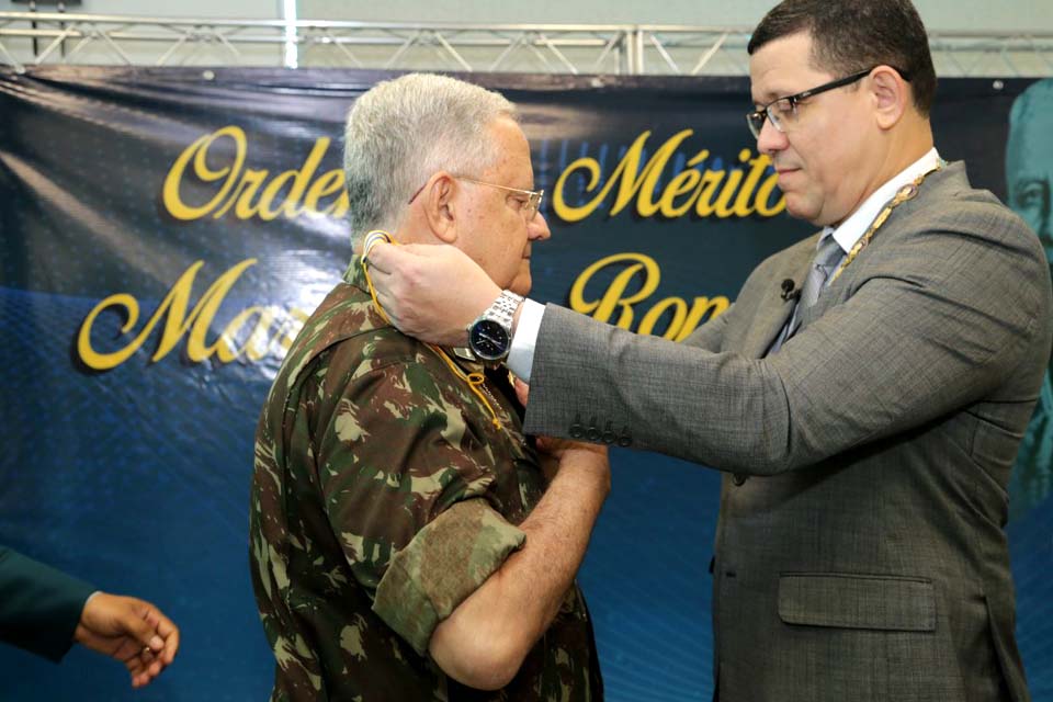  Marcos Rocha faz entrega de medalha de Mrito Marechal Rondon para arcebispo militar do Brasil