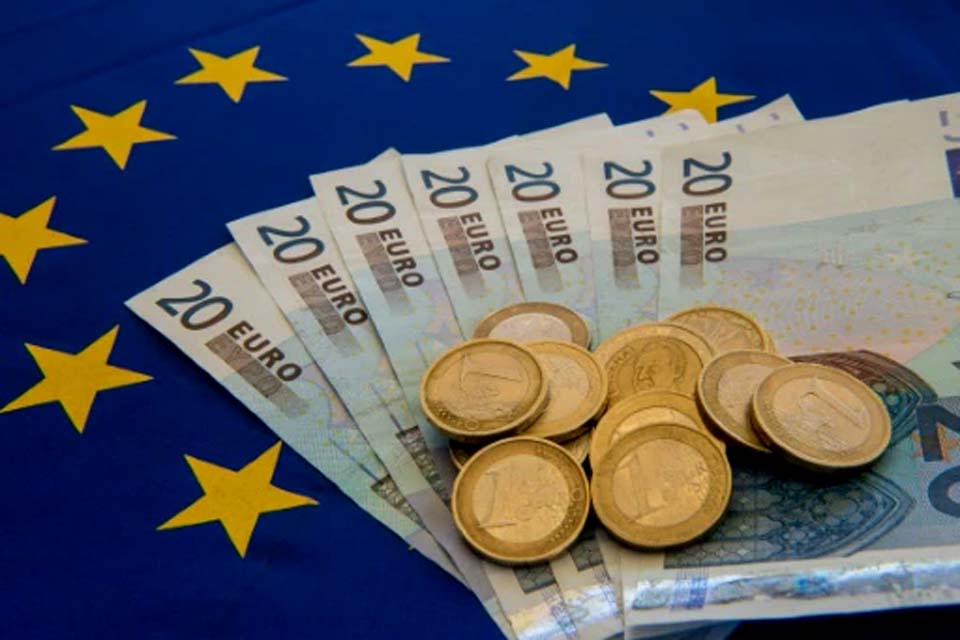 Déficit comercial da zona do euro quase dobra em abril