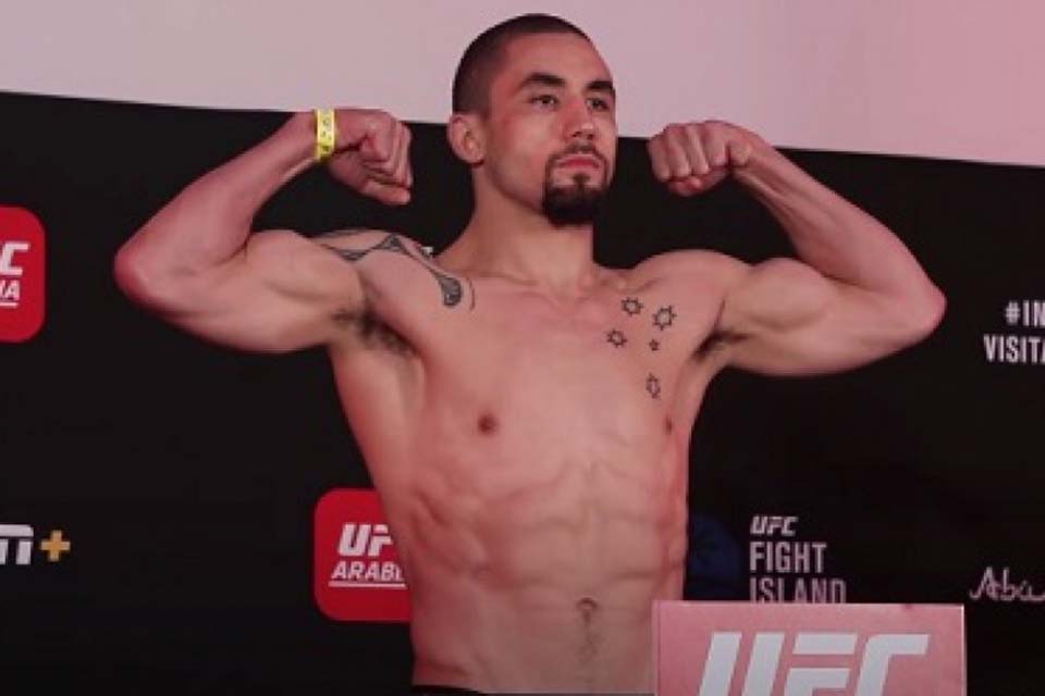 Ex-campeão, Whittaker é apontado como favorito em duelo contra inglês no UFC on ESPN 14