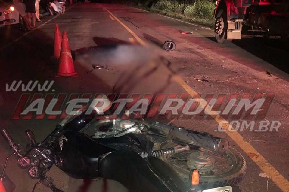 Motociclista morre e esposa fica ferida após colisão com caminhão na RO-383