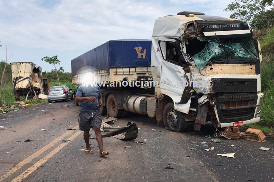 Caminhão e carreta bitrem colidem na BR-364, entre Jaru e Ariquemes