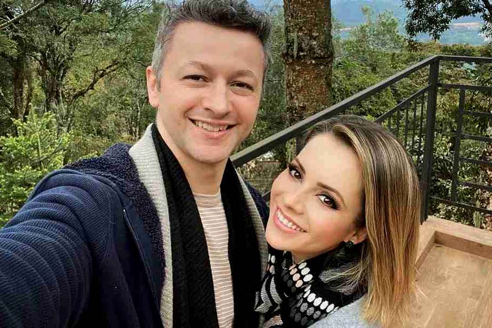 Marido de Sandy reage a conversa sobre nudes com a cantora: 'Deselegante'