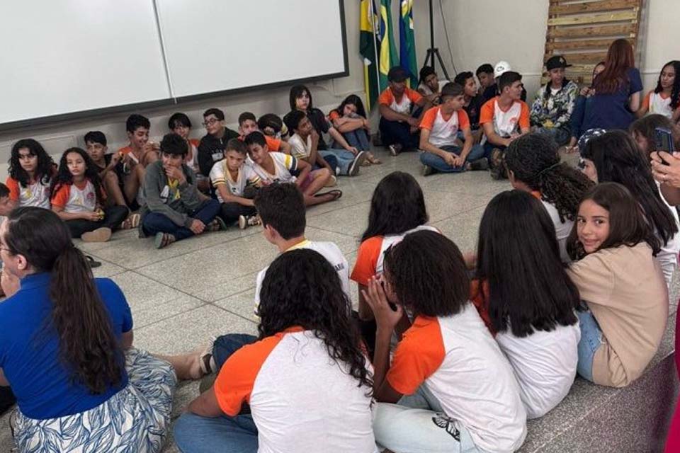 Alunos da escola Capitão Silvio de Farias realizam roda de conversa sobre a campanha Setembro Amarelo