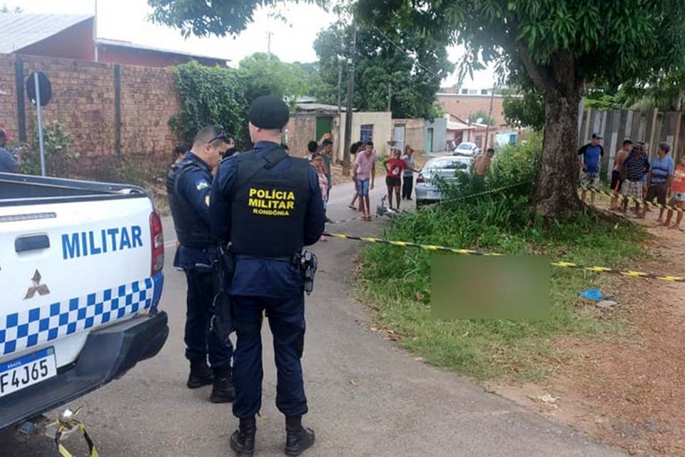 Jovem em bicicleta é alvejado a tiros por bandido de moto na zona sul