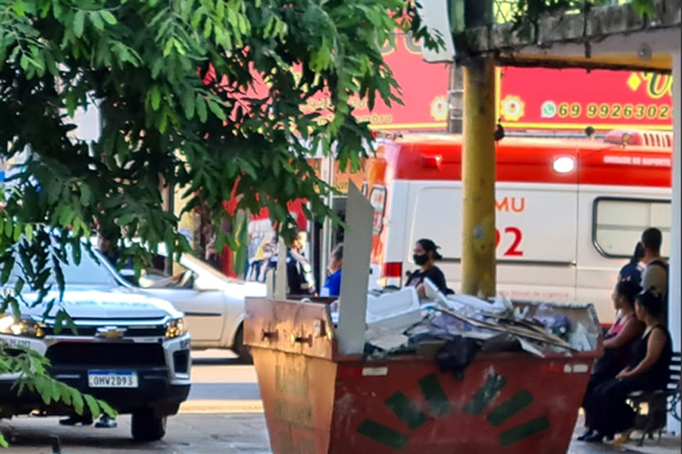 Homem é espancado após tentar furtar moto na praça do Baú