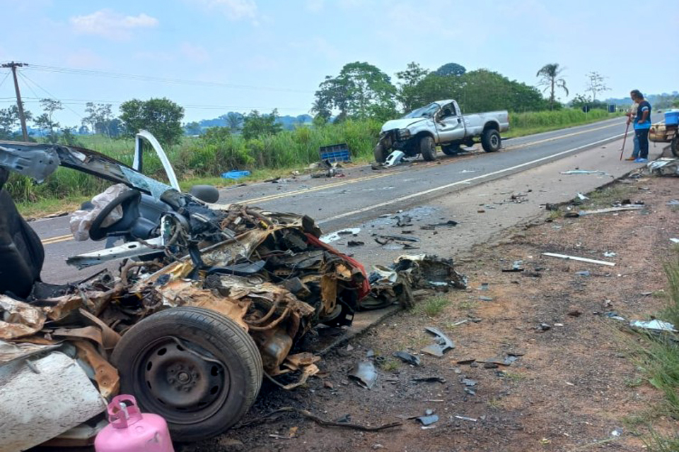 Veículos ficam destruídos após colisão frontal na BR-364