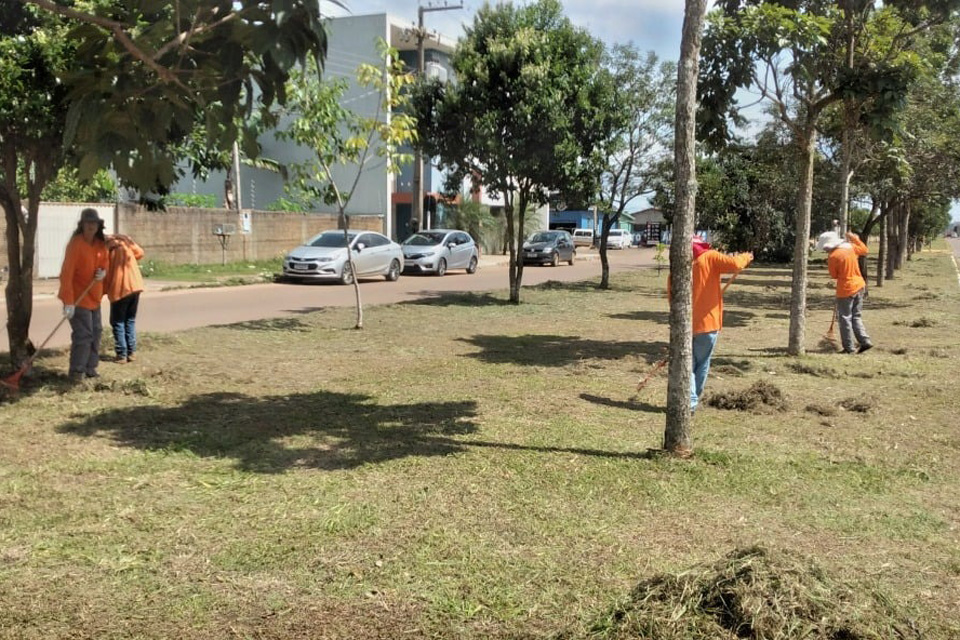 Obras trabalha em roçagem de avenidas com grande fluxo de veículos na cidade nesta semana