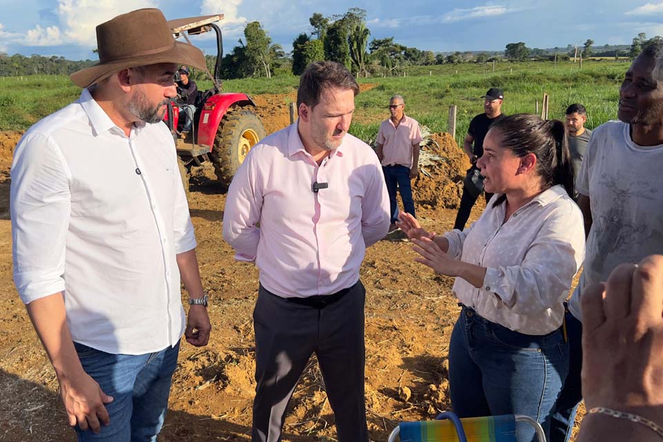 Deputado Alex Redano acompanha silagem de Milho em Machadinho e reforça compromisso com o setor agropecuário