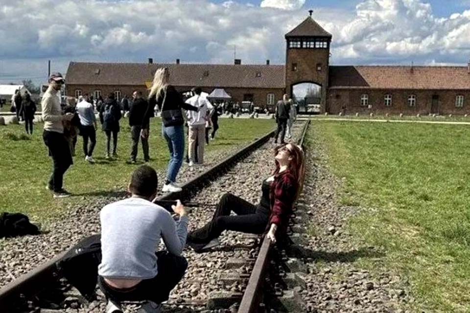 Memorial do Holocausto pede a turistas que parem de tirar fotos desrespeitosas e ofensivas