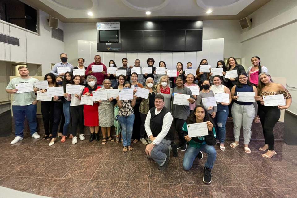 Cursos encerrados e dois em andamento na Escola do Legislativo