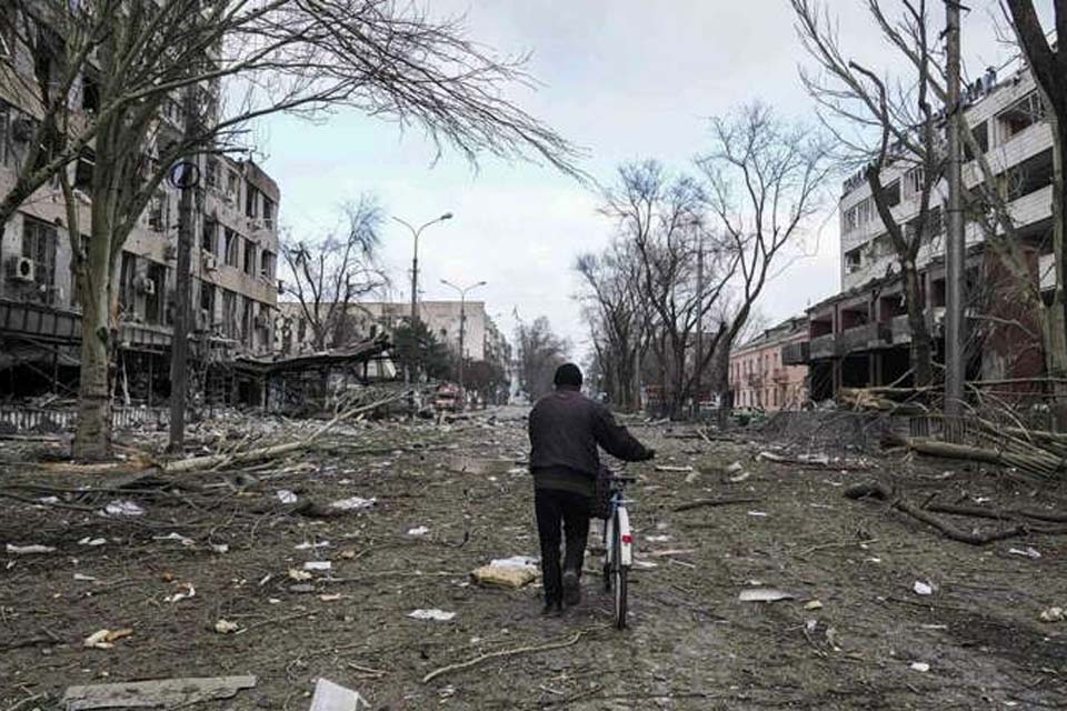 “Pegávamos neve no chão para derreter e ter água para beber”, conta ucraniana que fugiu de Mariupol