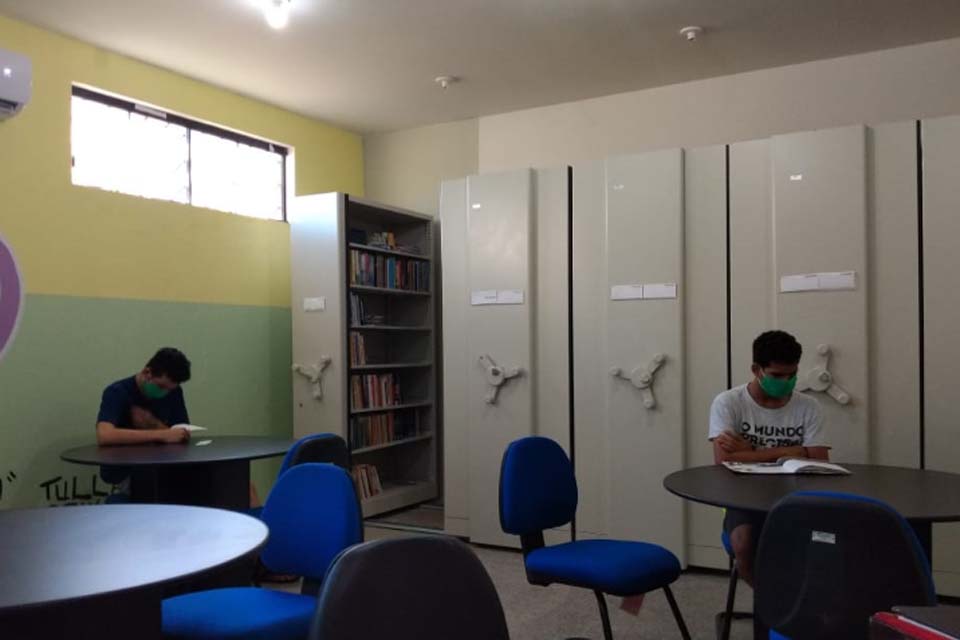 Socioeducandos do Case têm presença assídua na sala de leitura e auditório dentro da biblioteca