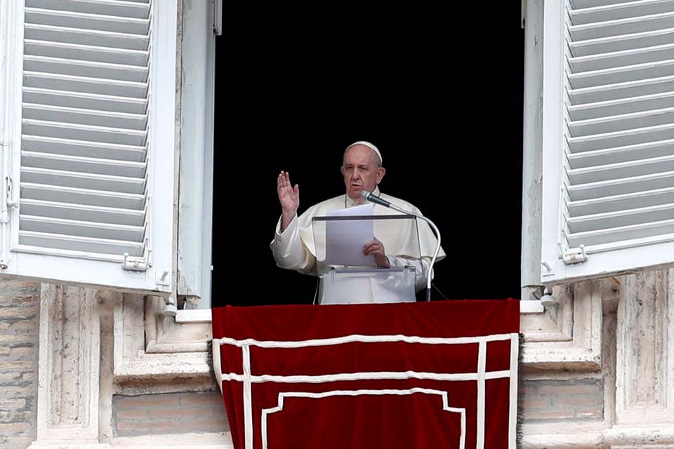 Papa Francisco passa por cirurgia e reage bem a procedimento