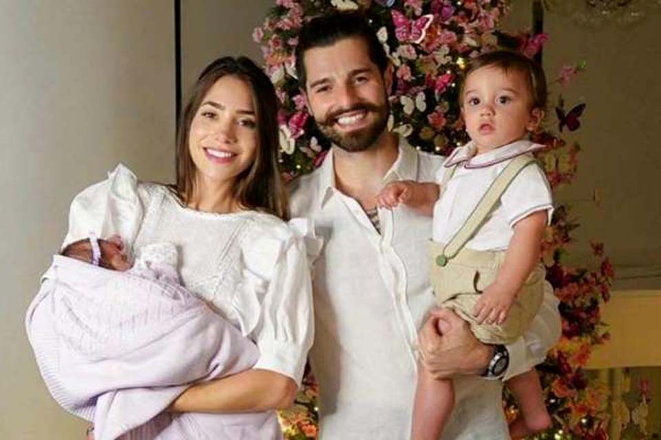 Filha de Romana Novais e Alok, Raika deixa UTI e faz 1ª foto em família no Natal