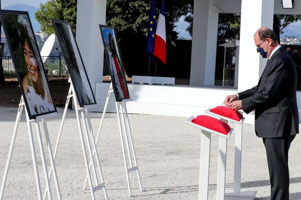 França faz homenagem às vítimas do atentado de Nice