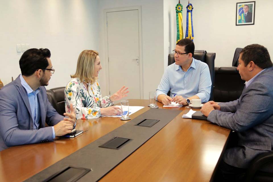Governador Marcos Rocha recebe deputada federal Jaqueline Cassol para tratar de modais de transporte e investimento na saúde