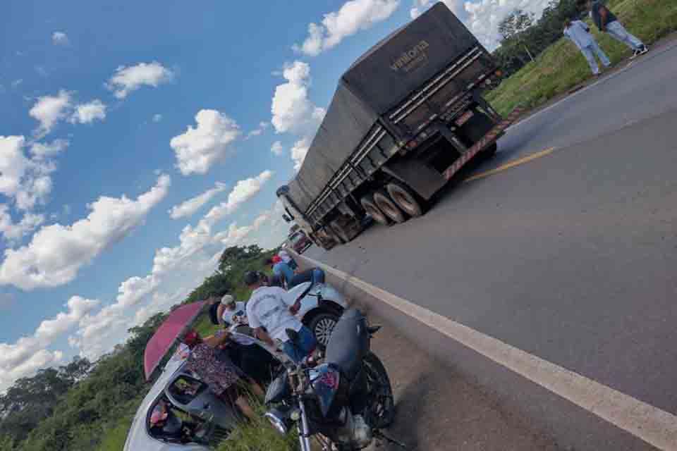 Carro atinge carreta na BR 364; motorista e idoso feridos são trazidos para Vilhena