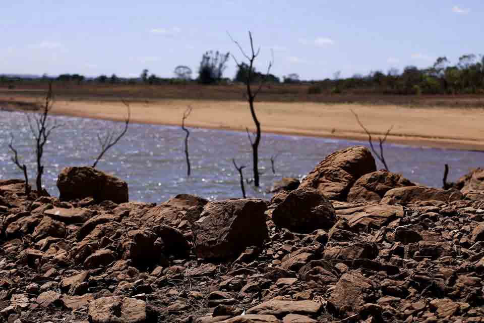 Estiagem causa prejuízos à agricultura e ameaça o abastecimento