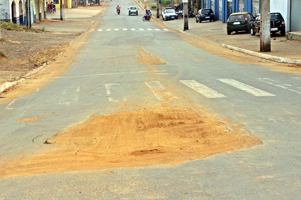 aterro em buraco feito pela Caerd em asfalto na Florianópolis, está cedendo; Internautas reclamaram nas redes sociais