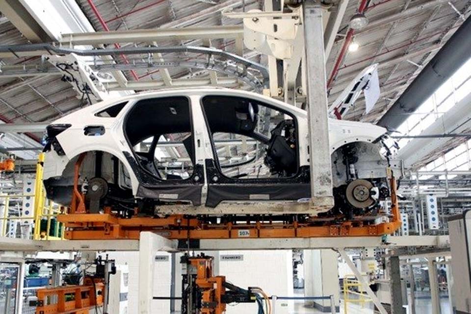 Produção e venda de automóveis ensaiam recuperação após perdas na pandemia