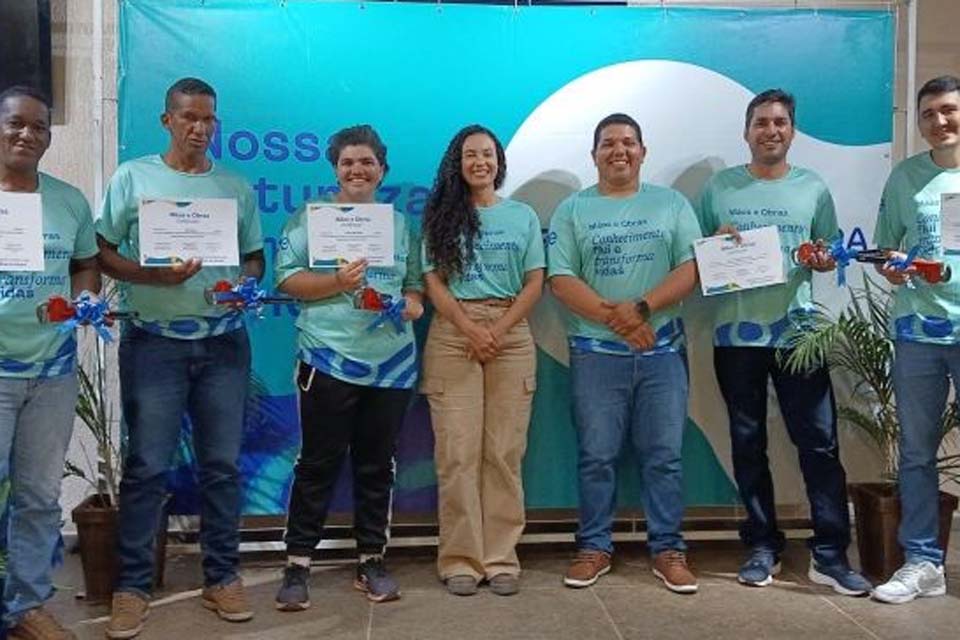 Alunos do projeto “Mãos e Obras” recebem certificados após curso de bombeiro hidráulico em Rolim de Moura