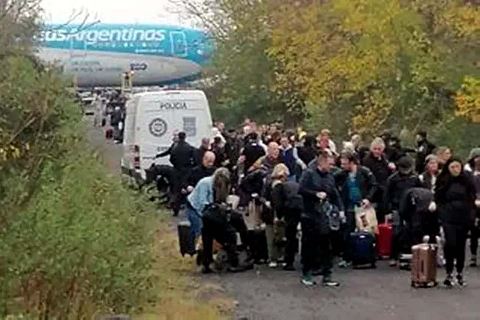 Voo da Aerolineas que ia Argentina para Miami é cancelado por ameaça de bomba