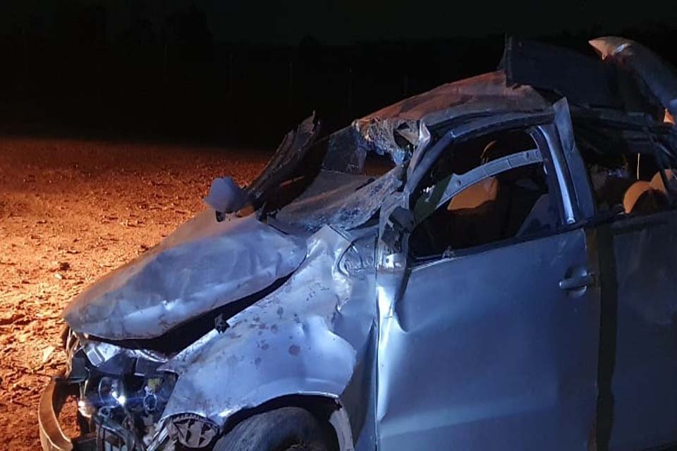 Carro fica destruido após motorista perde o controle da direção e capotar