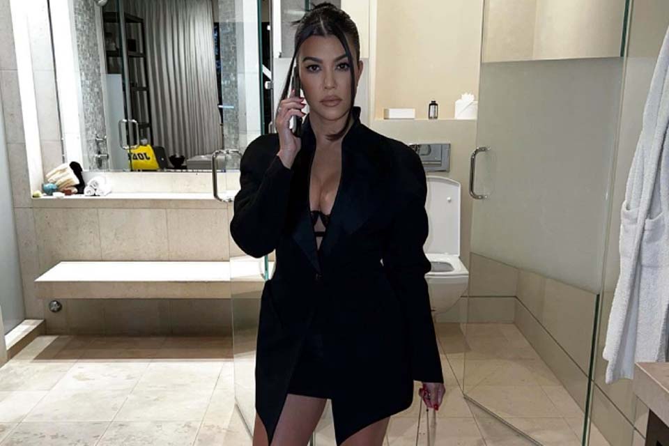 Kourtney Kardashian come ovos de codorna em mais uma tentativa de engravidar