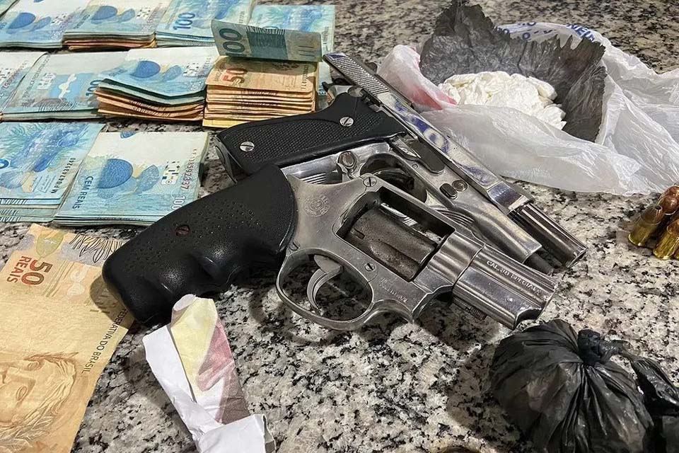 Dois homens são presos com R$ 16 mil, armas e drogas durante operação 