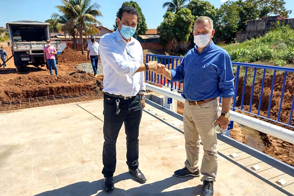 Deputado Lúcio Mosquini entrega caminhão caçamba para Secretaria de Agricultura e inaugura ponte de concreto em Rolim de Moura