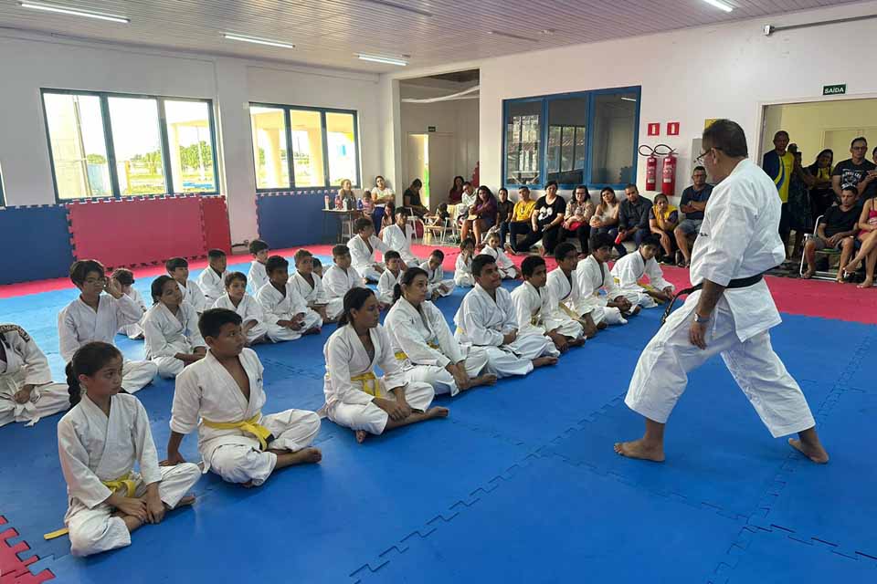 Karatecas do Programa Talentos do Futuro participam de exame de graduação de faixas