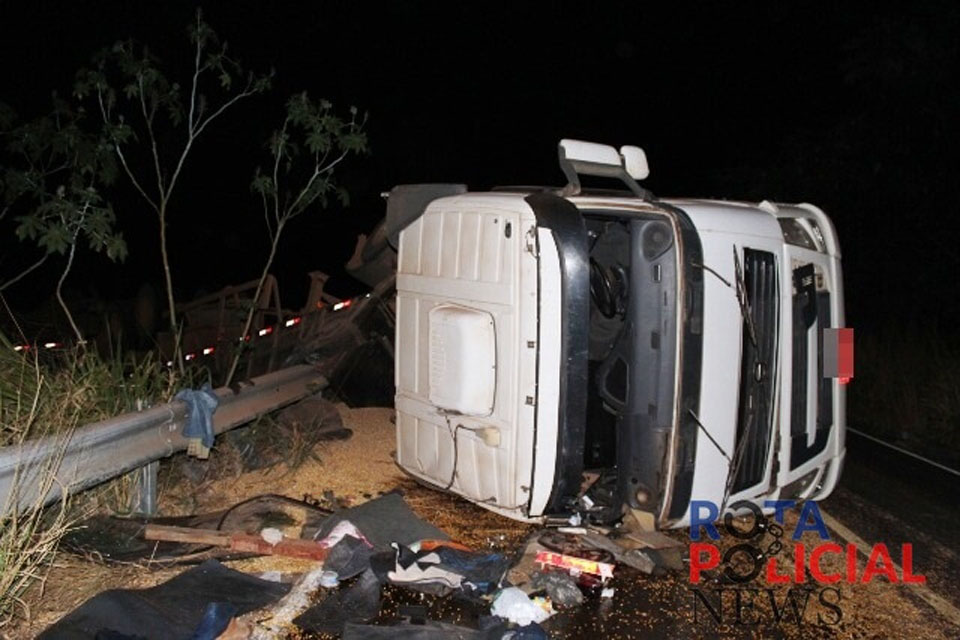 BR-435: carreta tomba na “Curva da Banana” em Colorado do Oeste