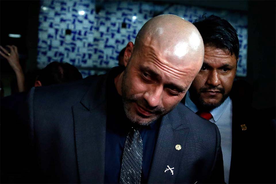 Moraes rejeita recursos e multa defesa do deputado Daniel Silveira em R$ 2 mil por 'abuso do direito de recorrer'