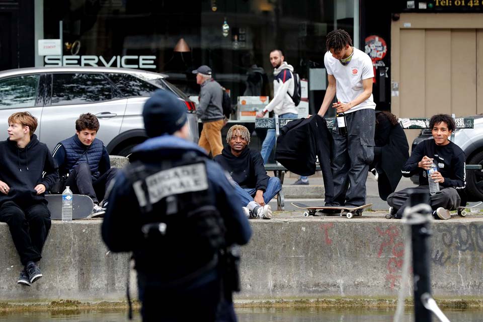 Polícia de Paris dispersa dezenas no Canal Saint Martin que celebravam fim do confinamento