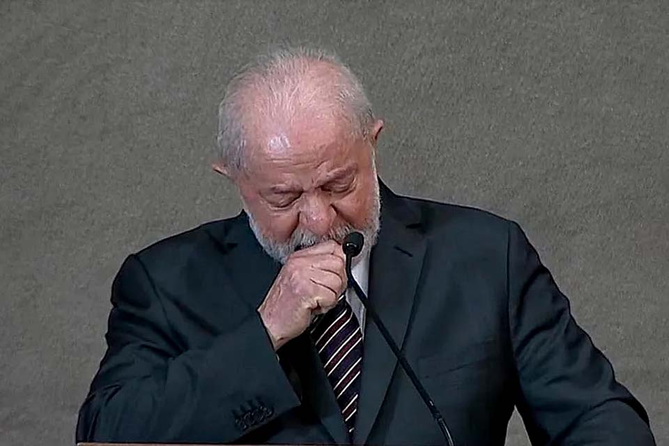 Lula é diplomado pelo TSE, chora e diz que o povo reconquistou a democracia