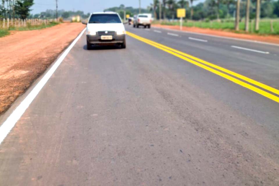 RO-010 recuperada com sinalização horizontal e vertical para maior segurança na trafegabilidade em Rolim de Moura